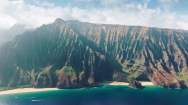 Kauai adasında nefes kesici bir macera, dünyaca ünlü NaPali sahil parkı manzarası Kalalau patikası. Eski volkan dağ sırtı duvarlarının yüksek yeşil kırmızı tepelerinde mavi okyanus dalgaları. Hawaii manzarası.