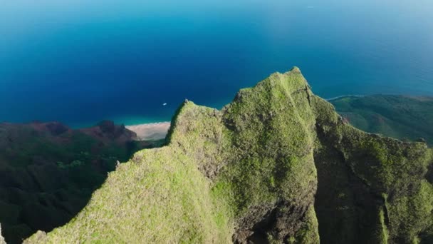 荒野で妖精の緑の山の尾根 素晴らしい新鮮な深い青い海の水 急な緑の壁とシャープ奇妙な高い緑のピーク形成 熱帯性のパノラマの太陽の風景 4K映像 — ストック動画