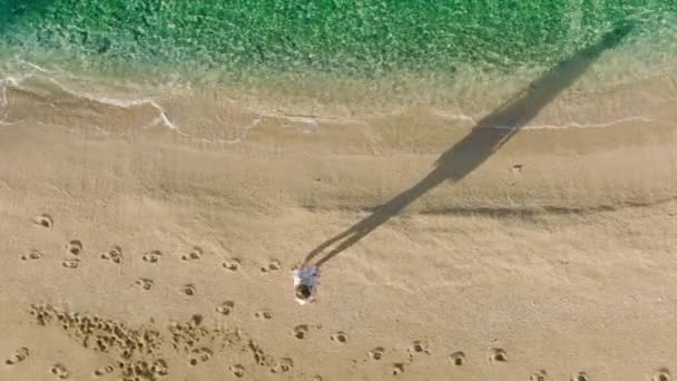 Sobrecarga Aérea Disparó Sola Mujer Caminando Por Playa Arena Vacía — Vídeo de stock