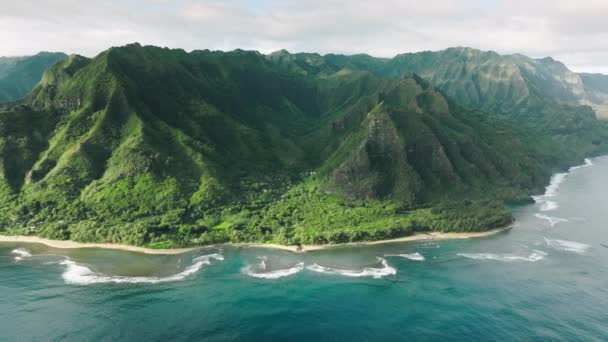 Yüksek Yeşil Tepelerde Sarp Yeşil Zirvelerle Nefes Kesici Mavi Okyanus — Stok video