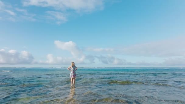 Kinematografické Letecké Záběry Kolem Mladé Ženy Plážových Šatech Zůstat Mělkých — Stock video