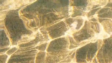 Soyut şeffaf su dalgaları yüzeyi, fotokopi alanı olan güzel bir arkaplan. Taze soğuk su, güneşli video. Çevresel sorunlar, içme suyu, iklim değişikliği, kuraklık, küresel ısınma