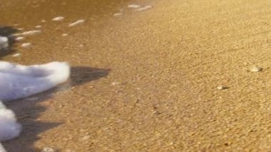 Beyaz köpüklü dalgalar altın kumlu plajı yıkıyor. Sandy Oahu Sahili 'nde Okyanus Dalgası. RED kamerada yavaş çekim sineması. Küçük deniz dalgası, kumsaldaki yumuşak dalga video açmak için, metin alanı arkaplanı