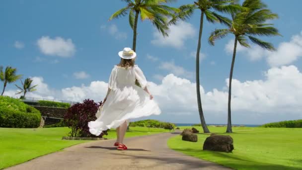 Щаслива Безкоштовна Жінка Гуляє Розкішному Курорті Ідеальний Літній День Відпустки — стокове відео