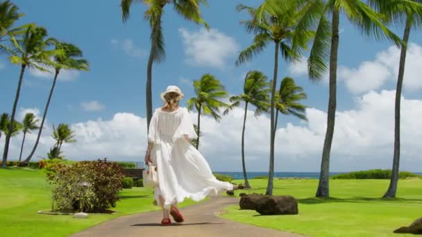 Мрія Концепція Відпустки Щаслива Безкоштовна Жінка Гуляє Розкішному Курорті Ідеальний — стокове відео