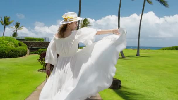 Joven Mujer Rubia Hermosa Vestido Blanco Hermoso Halagador Girando Alrededor — Vídeos de Stock