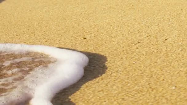 Białe Piankowe Fale Myjące Złotą Piaszczystą Plażę Ocean Wave Plaży — Wideo stockowe