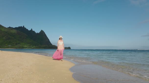 Vue Aérienne Femme Robe Tropicale Marchant Seule Sur Une Plage — Video