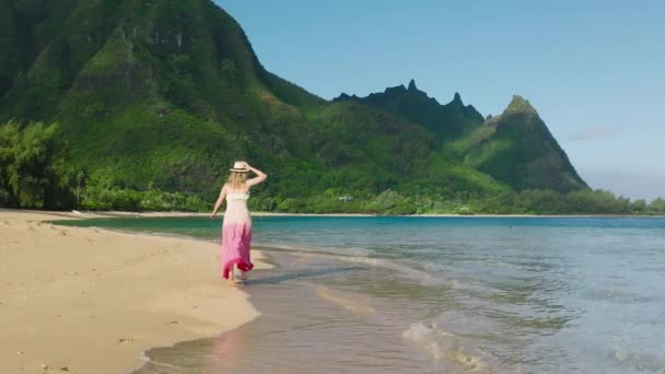 快乐的年轻女子在日出时在海滩上玩耍和玩乐 年轻的女性穿着五颜六色的长裙 慢条斯理地在海滩边奔跑 自由与旅行概念 夏威夷自然景观 — 图库视频影像
