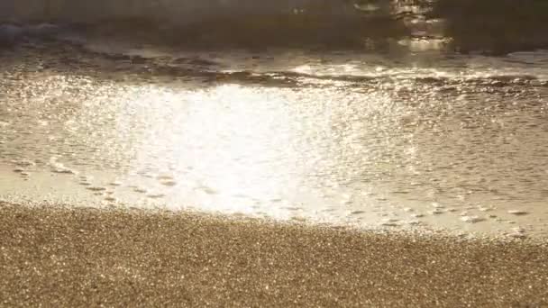 Goldener Sonnenuntergang Strand Zeitlupe Schäumender Wellen Die Sich Unter Tief — Stockvideo