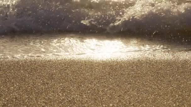 Zon Reflecterend Fonkelende Gouden Zee Golven Filmische Oceaan Bij Zonsondergang — Stockvideo