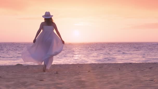 Молодая Невеста Белой Шляпе Белом Летающем Свадебном Платье Бежит Босиком — стоковое видео