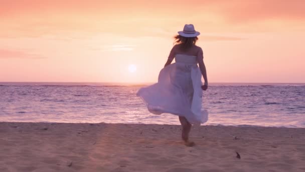 Sylwetka Szczęśliwej Panny Młodej Biegnącej Przez Piaszczystą Plażę Kinowym Delikatnym — Wideo stockowe