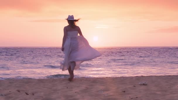 Силуэт Счастливая Молодая Женщина Бегает Веселится Пляже Океана Удивительном Розовом — стоковое видео