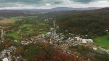 New England Vermont ABD manzarası. Manzaralı sonbahar yeşilliği manzaralı beyaz kilisesi olan küçük bir köy. Sinematik 4K hava beyaz ahşap tarihi Stowe halk kilisesi