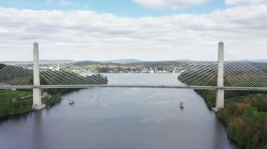 Amerika 'nın doğu sahili manzaraları. Penobscot Narrows Köprüsü ve Gözlemevi 'nin manzaralı beyaz yapısının 4K insansız hava aracı görüntüsü güneşli sonbahar günü, New England tarihi mekanları, Maine eyaleti sonbahar bulutlu gününde