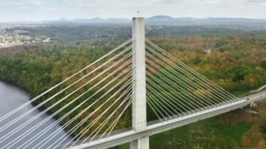 Doğu Sahili Amerikan manzaraları, Maine Eyaleti bulutlu bir sonbahar gününde. Hava aracı Penobscot Narrows Köprüsü ve Gözlemevi 'nin manzaralı beyaz yapısını güneşli bir sonbahar günü New England' da çekti.