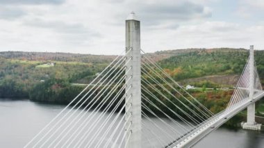 New England tarihi yerleri, hava aracı güneşli sonbahar gününde Penobscot Narrows Köprüsü ve Gözlemevi 'nin manzaralı beyaz yapısını çekti. Doğu Sahili Amerikan manzaraları, Maine Eyaleti Sonbahar Bulutlu Günü
