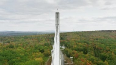 Penobscot Narrows Köprüsü ve Gözlemevi Havalimanı. New England tarihi yerleri. Hava aracı güneşli bir sonbahar gününde beyaz köprü manzaralı bir çekim yaptı. Doğu Sahili Amerikan manzaraları, Maine Eyaleti Sonbahar Bulutlu Günü