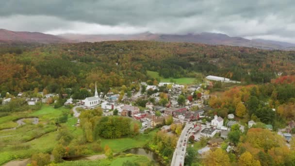 버몬트 교회가 아름다운 나뭇잎 풍경을 배경으로 시네마 공중의 공동체 — 비디오