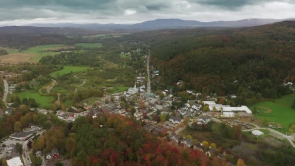 뉴잉글랜드 버몬트 교회가 아름다운 나뭇잎 풍경을 배경으로 시네마 공중의 공동체 — 비디오