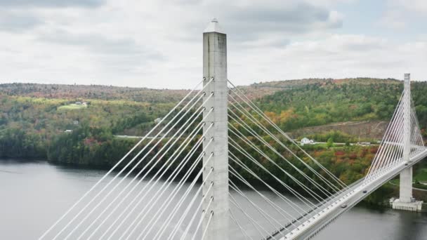 ニューイングランドの歴史的な場所 空中4Kドローンは 晴れた秋の日にペノブスコット ナローズ橋と天文台の風光明媚な白い構造を撮影しました 東海岸アメリカの風景 秋の曇りの日のメイン州 — ストック動画