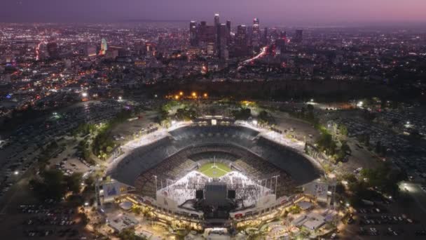 Flyover Ovanför Dodgers Stadium Upplyst Natten Aerial Uppifrån Och Ner — Stockvideo