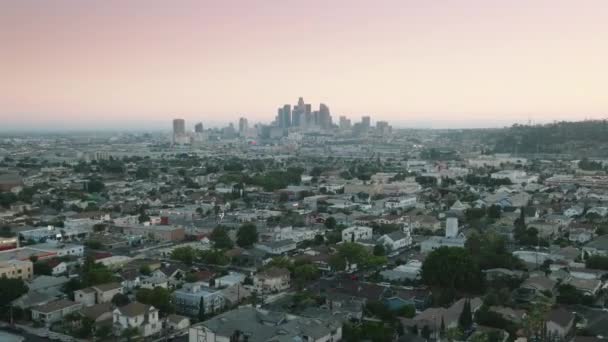 Drohnenaufnahmen Der Skyline Von Los Angeles Bei Sonnenuntergang Mit Rückwärtsbewegung — Stockvideo