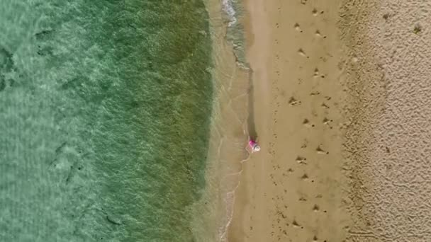 Mujer Viajera Caminando Por Playa Arena Vacía Limpia Hermosa Playa — Vídeos de Stock
