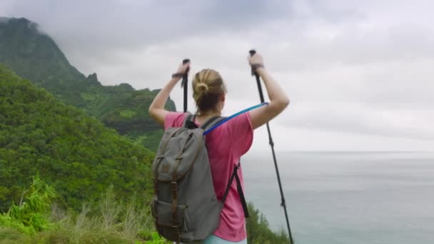 Győztes Nyeri Siker Koncepciót Boldog Turista Tartja Túrázó Oszlopok Lassított — Stock videók