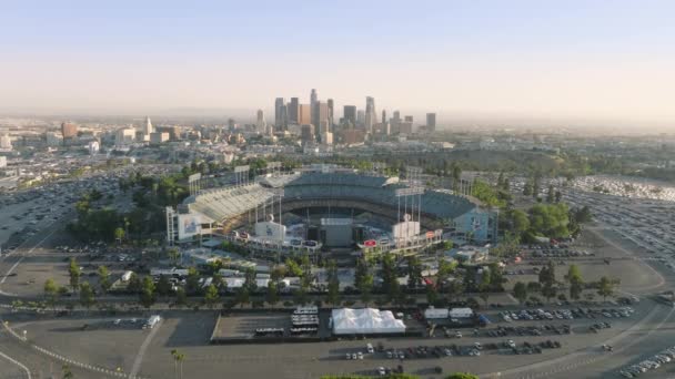 Aerial Massiva Dodgers Stadium Solnedgången Ljus Stadsbilden Drönarpanorama Los Angeles — Stockvideo