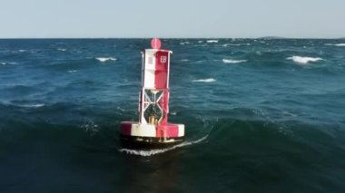 Kopyalama alanı olan sinematik bir arka plan. 4k hava aracı manzaralı beyaz ve kırmızı şamandıralı yeşil mavi derin okyanus dalgalarıyla sallanan deniz manzaralı New England kıyısı, ABD