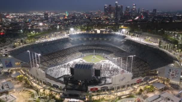 Άνθρωποι Συγκεντρώνονται Αθλητικό Παιχνίδι Μουσική Συναυλία Εναέρια Φωτίζεται Dodgers Στάδιο — Αρχείο Βίντεο