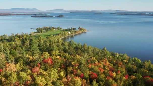 Vista Aérea Lago Azul Florestas Coloridas Moosehead Lake Queda Floresta — Vídeo de Stock