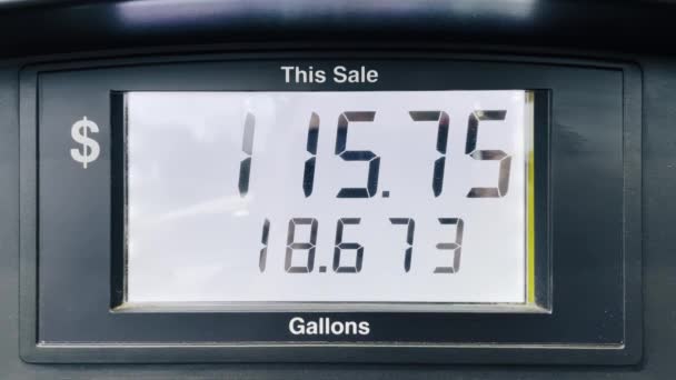 Benzinköltségek Növekedése Amerikai Dollárban Benzinárpult Kijelzőjén Gázár Benzinkútnál Üzemelő Benzinpumpa — Stock videók