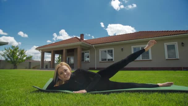 Mulher Jovem Magro Esticando Pernas Tapete Perto Sua Casa Mulher — Vídeo de Stock