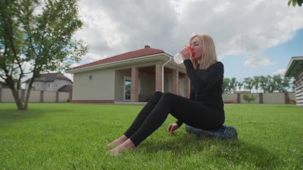 Атлетичная Молодая Женщина Пьет Воду После Тренировки Открытом Воздухе Улыбающаяся — стоковое видео
