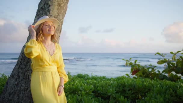 Красива Елегантна Дівчина Білій Солом Яній Шапці Насолоджується Заходом Сонця — стокове відео
