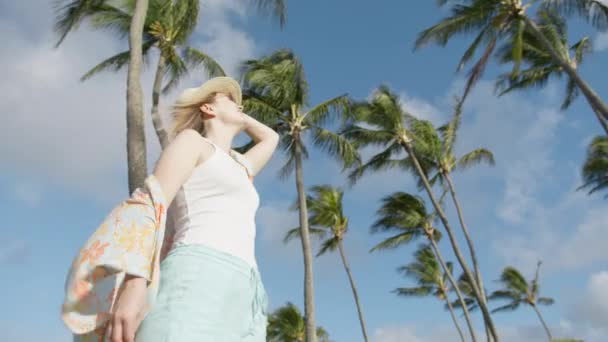 Retrato Una Mujer Sonriente Caminando Por Jardín Isla Tropical Aire — Vídeos de Stock