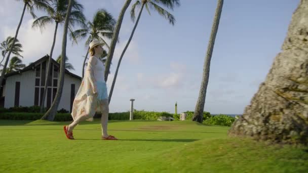 Mujer Hermoso Vestido Playa Ondeante Amanecer Soleado Escénico Mujer Cámara — Vídeo de stock