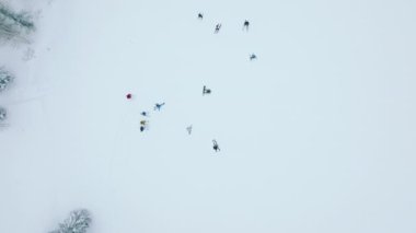 Köknar ormanı ve eğlence merkezi olan karlı kayak pistinin insansız hava aracı görüntüleri. İnsanlar Colorado, ABD 'deki Snowmass tatil köyünde tepeden aşağı iniyorlar. Yüksek kalite 4k görüntü