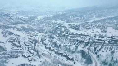 Alp, Kuzey manzaralı lüks kayak merkezinin hava görüntüleri. Gökten görüldüğü üzere kış tatili için ideal bir turizm beldesi. Yüksek kalite 4k görüntü