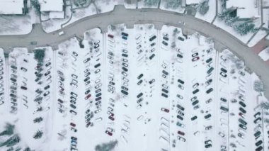 ABD 'nin Colorado, Snowmass kayak merkezindeki büyük bir otoparkın hava görüntüleri. Karlı arazide yolları ve evleri olan sayısız araç var. Yüksek kalite 4k görüntü