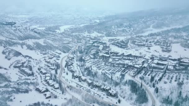 Zdjęcia Lotnicze Luksusowego Ośrodka Narciarskiego Alpejskim Nordyckim Krajobrazie Idylliczna Miejscowość — Wideo stockowe