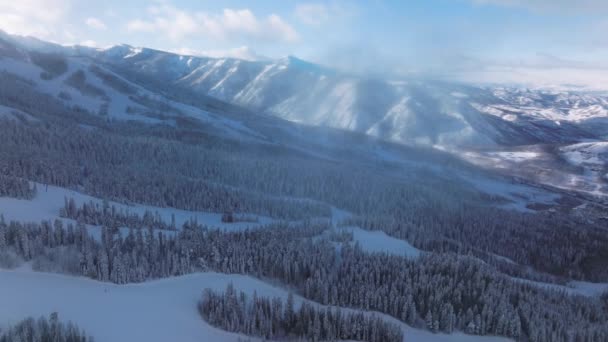 雪に覆われた山の峰の上の鮮やかな青いスカイラインのドローン映像 スキーやスノーボードのための人気のある冬のリゾート地のパノラマビュー 高品質4K映像 — ストック動画