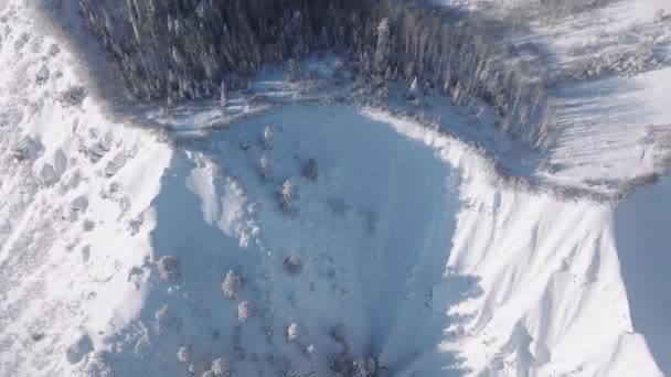 Imágenes Aéreas Pistas Esquí Extremas Largo Una Montaña Cubierta Nieve — Vídeos de Stock