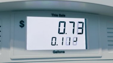 Benzin ikmali yapılan benzin istasyonunda tarihi maksimum maliyeti 4 litresi 7 dolar. Sıfır dolardan sayıyorum. Benzin sayacını kapatırken, benzin fiyatları da artıyor.