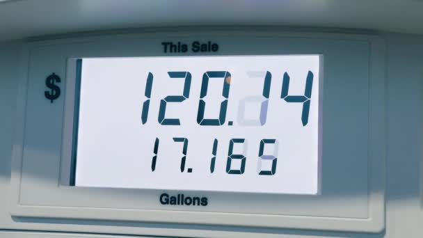 Filmvetítés Benzináras Pult Red Kameráján Ami Egy Benzinkútnál Működő Benzinpumpa — Stock videók