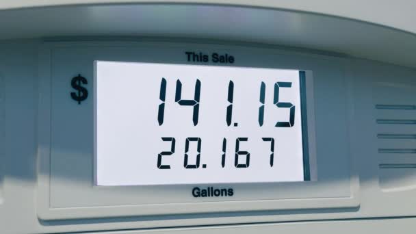 상승은 인플레이션으로 것이다 주유소에서 달리고 계량기를 표시에 표시된 가솔린 카운터의 — 비디오