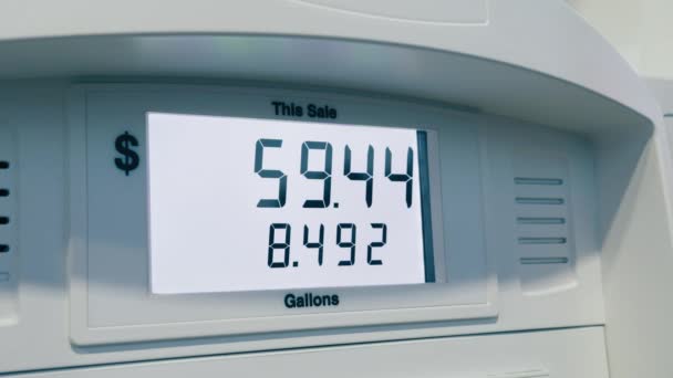 給油車を始めろ 米国のインフレによる最大の燃料価格の上昇 ガス価格を示すディスプレイ上のガソリン価格カウンターカリフォルニア州のガソリンスタンドで実行されているガスポンプメーター6K — ストック動画